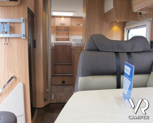 Hymer Tramp 578 GL: camper semintegrale nuovo Hymer sotto i 7 metri con letti gemelli posteriori e garage, 4 posti omologati.