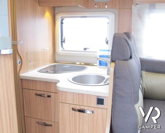 Hymer Tramp 578 GL: camper semintegrale nuovo Hymer sotto i 7 metri con letti gemelli posteriori e garage, 4 posti omologati.