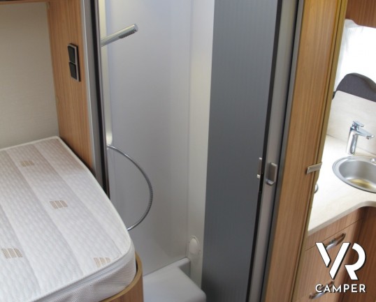 Hymer Tramp 578 GL: camper semintegrale nuovo Hymer sotto i 7 metri con letti gemelli posteriori e garage, 4 posti omologati.