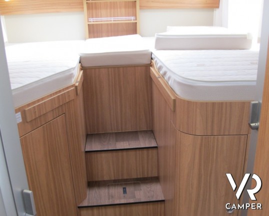 Hymer Tramp 578 GL: camper semintegrale nuovo Hymer sotto i 7 metri con letti gemelli posteriori e garage, 4 posti omologati.