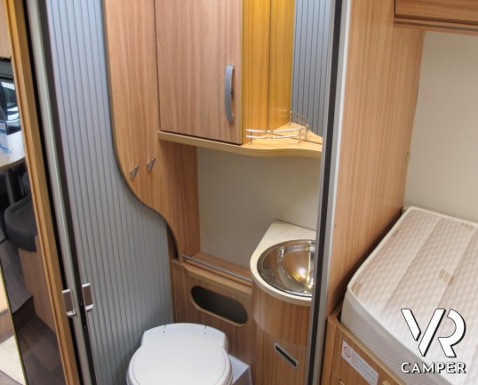 Hymer Tramp 578 GL: camper semintegrale nuovo Hymer sotto i 7 metri con letti gemelli posteriori e garage, 4 posti omologati.