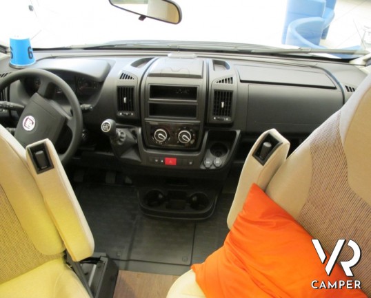 Hymer Tramp 578 GL: camper semintegrale nuovo Hymer sotto i 7 metri con letti gemelli posteriori e garage, 4 posti omologati.