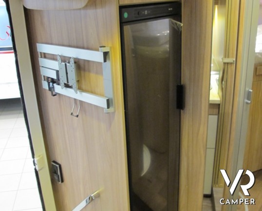 Hymer Tramp 578 GL: camper semintegrale nuovo Hymer sotto i 7 metri con letti gemelli posteriori e garage, 4 posti omologati.