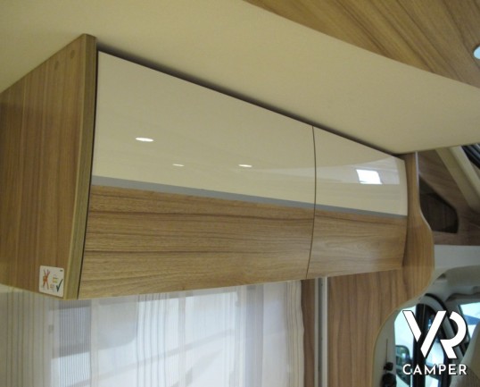 Hymer Tramp 578 GL: camper semintegrale nuovo Hymer sotto i 7 metri con letti gemelli posteriori e garage, 4 posti omologati.