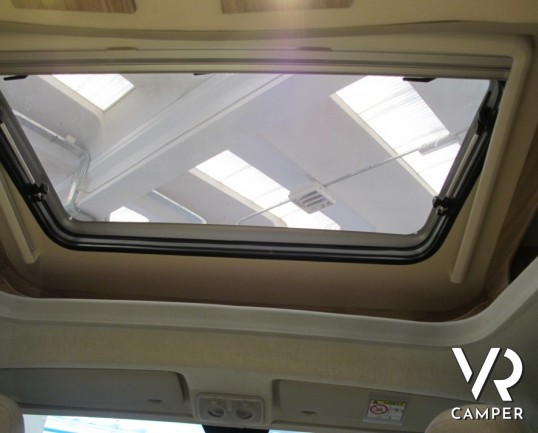 Hymer Tramp 578 GL: camper semintegrale nuovo Hymer sotto i 7 metri con letti gemelli posteriori e garage, 4 posti omologati.