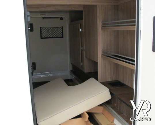 Hymer Tramp 578 GL: camper semintegrale nuovo Hymer sotto i 7 metri con letti gemelli posteriori e garage, 4 posti omologati.