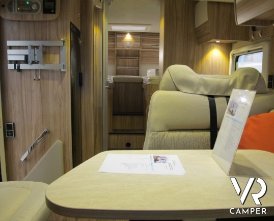 Hymer Tramp 578 GL: camper semintegrale nuovo Hymer sotto i 7 metri con letti gemelli posteriori e garage, 4 posti omologati.
