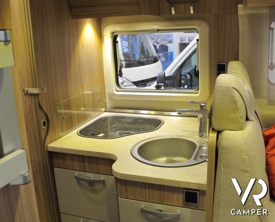 Hymer Tramp 578 GL: camper semintegrale nuovo Hymer sotto i 7 metri con letti gemelli posteriori e garage, 4 posti omologati.