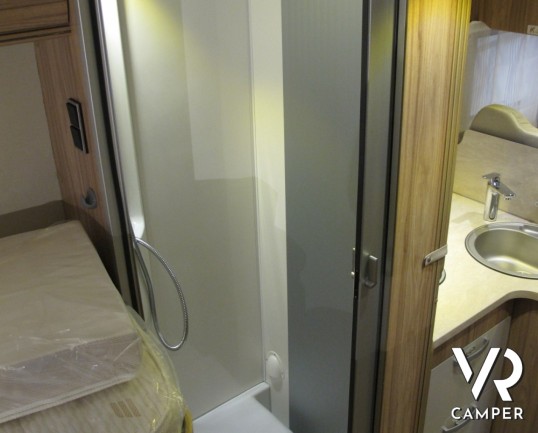 Hymer Tramp 578 GL: camper semintegrale nuovo Hymer sotto i 7 metri con letti gemelli posteriori e garage, 4 posti omologati.