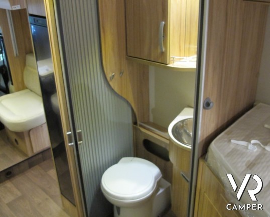 Hymer Tramp 578 GL: camper semintegrale nuovo Hymer sotto i 7 metri con letti gemelli posteriori e garage, 4 posti omologati.