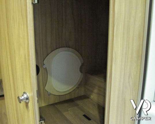 Hymer Tramp 578 GL: camper semintegrale nuovo Hymer sotto i 7 metri con letti gemelli posteriori e garage, 4 posti omologati.