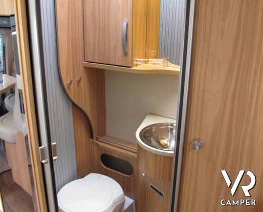 Hymer Tramp 594 GL: semintegrale Hymer nuovo a prezzo speciale con garage e letto matrimoniale in coda, sotto i sette metri di lunghezza