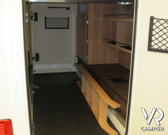 Hymer Tramp 594 GL: camper semintegrale nuovo con letto matrimoniale in coda, doppio armadio, bagno doccia separati e letto basculante.