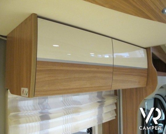 Hymer Tramp 594 GL: camper semintegrale nuovo con letto matrimoniale in coda, doppio armadio, bagno doccia separati e letto basculante.