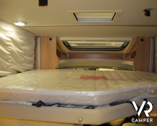 Hymer Tramp 594 GL: camper semintegrale nuovo con letto matrimoniale in coda, doppio armadio, bagno doccia separati e letto basculante.