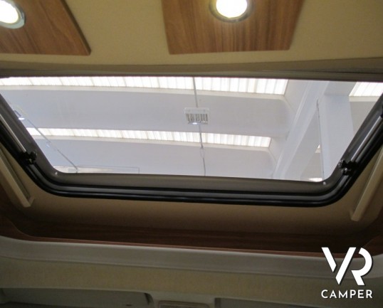 Hymer Tramp 594 GL: camper semintegrale nuovo con letto matrimoniale in coda, doppio armadio, bagno doccia separati e letto basculante.