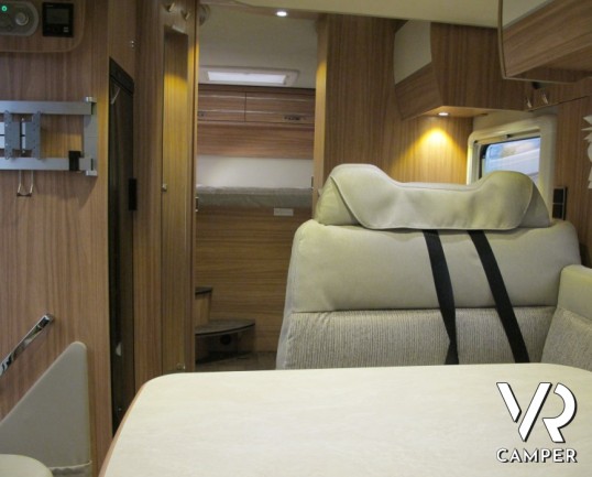 Hymer Tramp 594 GL: camper semintegrale nuovo con letto matrimoniale in coda, doppio armadio, bagno doccia separati e letto basculante.