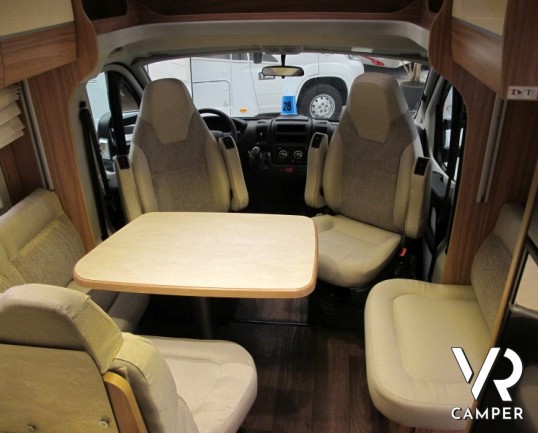Hymer Tramp 594 GL: camper semintegrale nuovo con letto matrimoniale in coda, doppio armadio, bagno doccia separati e letto basculante.
