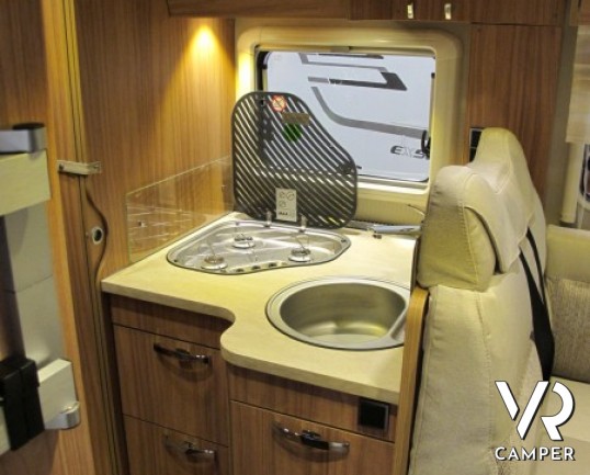 Hymer Tramp 594 GL: camper semintegrale nuovo con letto matrimoniale in coda, doppio armadio, bagno doccia separati e letto basculante.