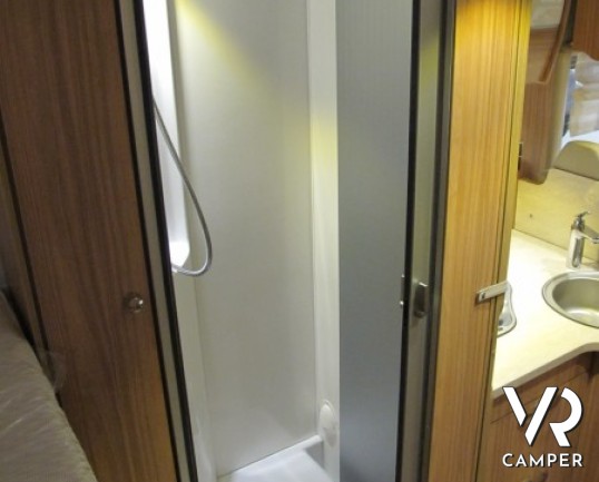Hymer Tramp 594 GL: camper semintegrale nuovo con letto matrimoniale in coda, doppio armadio, bagno doccia separati e letto basculante.