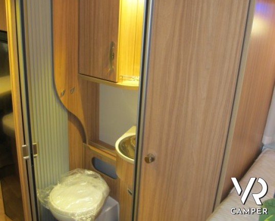 Hymer Tramp 594 GL: camper semintegrale nuovo con letto matrimoniale in coda, doppio armadio, bagno doccia separati e letto basculante.