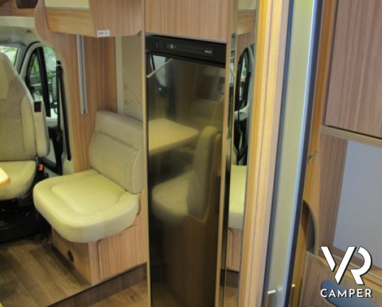 Hymer Tramp 594 GL: camper semintegrale nuovo con letto matrimoniale in coda, doppio armadio, bagno doccia separati e letto basculante.