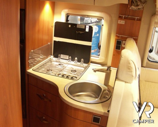 Hymer Tramp 614 CL: camper semintegrale nuovo a Torino con il letto matrimoniale in coda, ampio garage, letto basculante, doppio armadio.