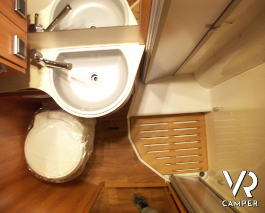 Hymer Tramp 614 CL: camper semintegrale nuovo a Torino con il letto matrimoniale in coda, ampio garage, letto basculante, doppio armadio.