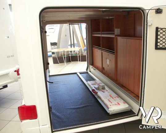 Hymer Tramp 614 CL: camper semintegrale nuovo a Torino con il letto matrimoniale in coda, ampio garage, letto basculante, doppio armadio.