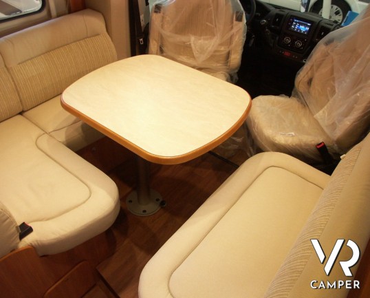 Hymer Tramp 614 CL: camper semintegrale nuovo a Torino con il letto matrimoniale in coda, ampio garage, letto basculante, doppio armadio.