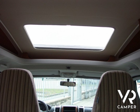 Hymer Tramp 614 SL: camper usato semintegrale con letto matrimoniale in coda e garage.