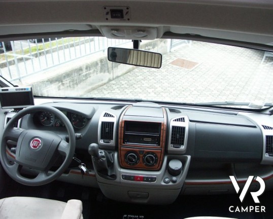 Hymer Tramp 614 SL: camper usato semintegrale con letto matrimoniale in coda e garage.