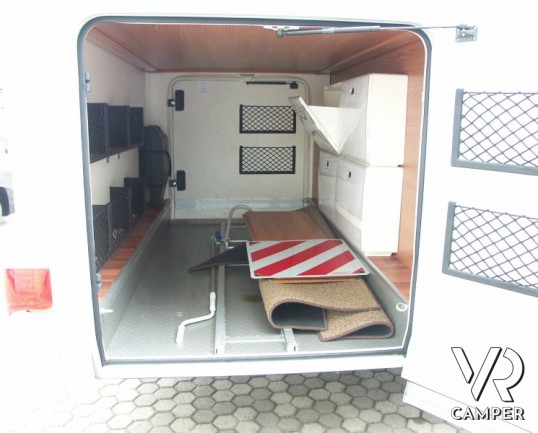 Hymer Tramp 614 SL: camper usato semintegrale con letto matrimoniale in coda e garage.