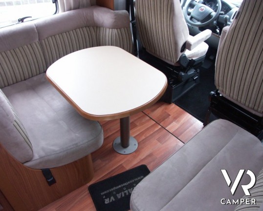 Hymer Tramp 614 SL: camper usato semintegrale con letto matrimoniale in coda e garage.