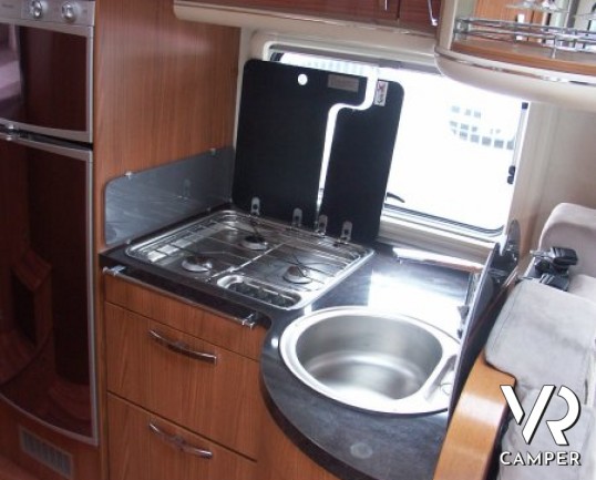 Hymer Tramp 614 SL: camper usato semintegrale con letto matrimoniale in coda e garage.