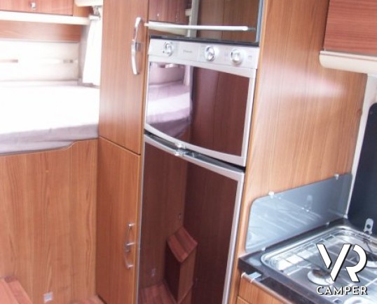 Hymer Tramp 614 SL: camper usato semintegrale con letto matrimoniale in coda e garage.