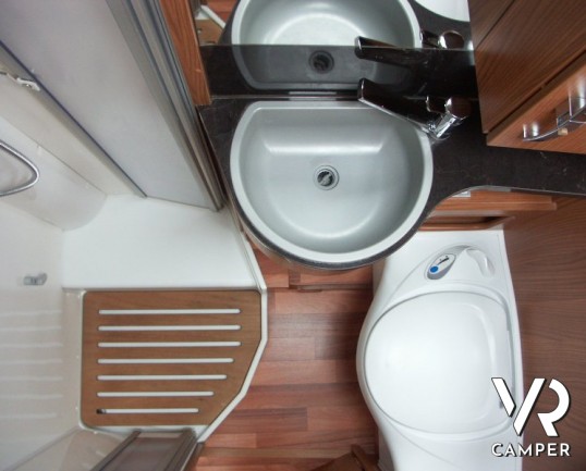 Hymer Tramp 614 SL: camper usato semintegrale con letto matrimoniale in coda e garage.