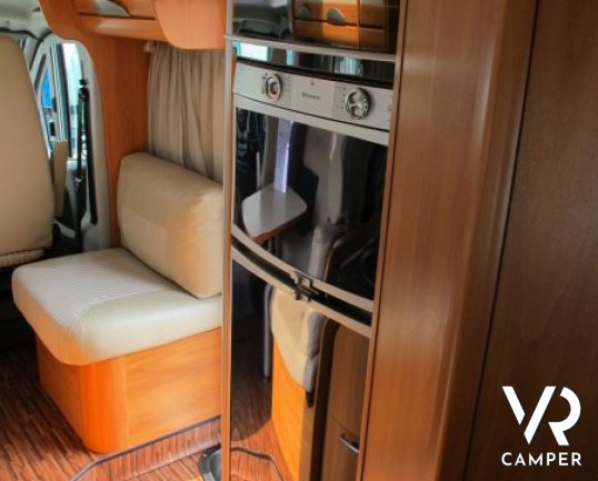Hymer Tramp 664 SL: camper usato Hymer semintegrale con letto matrimoniale in coda, ampia dinette e bagno con doccia separata.