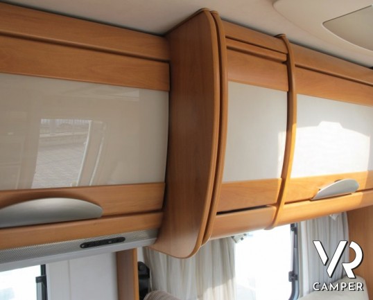 Hymer Tramp 664 SL: camper usato Hymer semintegrale con letto matrimoniale in coda, ampia dinette e bagno con doccia separata.