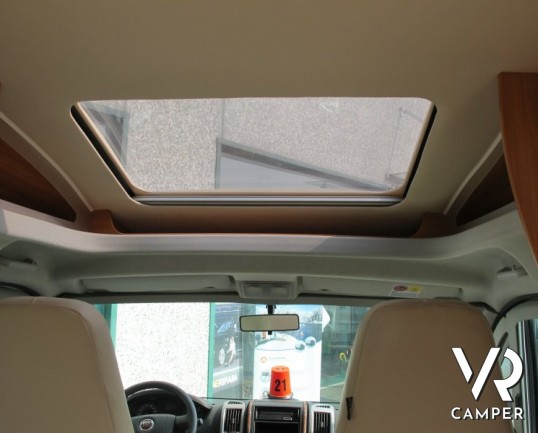 Hymer Tramp 664 SL: camper usato Hymer semintegrale con letto matrimoniale in coda, ampia dinette e bagno con doccia separata.