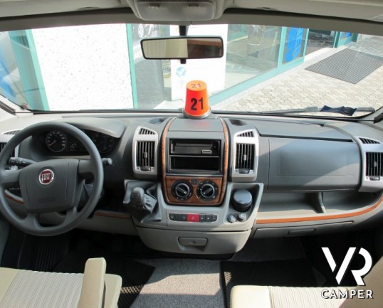 Hymer Tramp 664 SL: camper usato Hymer semintegrale con letto matrimoniale in coda, ampia dinette e bagno con doccia separata.