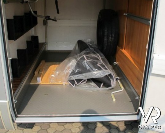 Hymer Tramp 664 SL: camper usato Hymer semintegrale con letto matrimoniale in coda, ampia dinette e bagno con doccia separata.