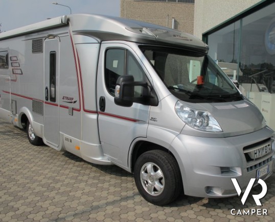 Hymer Tramp 664 SL: camper usato Hymer semintegrale con letto matrimoniale in coda, ampia dinette e bagno con doccia separata.