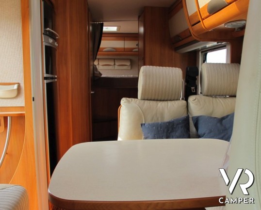 Hymer Tramp 664 SL: camper usato Hymer semintegrale con letto matrimoniale in coda, ampia dinette e bagno con doccia separata.