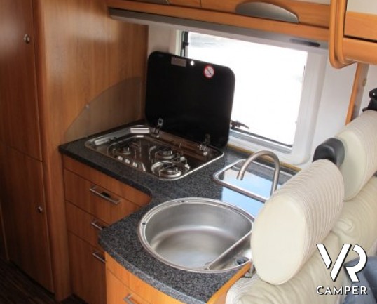 Hymer Tramp 664 SL: camper usato Hymer semintegrale con letto matrimoniale in coda, ampia dinette e bagno con doccia separata.