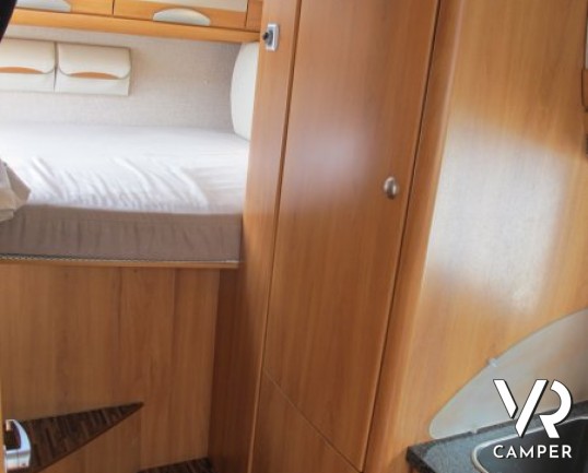 Hymer Tramp 664 SL: camper usato Hymer semintegrale con letto matrimoniale in coda, ampia dinette e bagno con doccia separata.