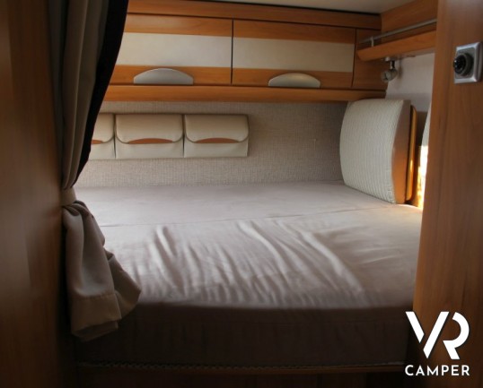 Hymer Tramp 664 SL: camper usato Hymer semintegrale con letto matrimoniale in coda, ampia dinette e bagno con doccia separata.