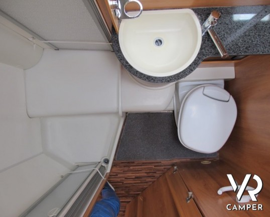 Hymer Tramp 664 SL: camper usato Hymer semintegrale con letto matrimoniale in coda, ampia dinette e bagno con doccia separata.