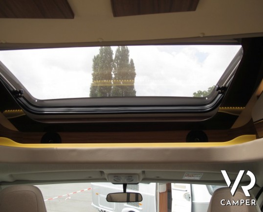 Hymer Tramp 678 CL Gold Limited: camper semintegrale nuovo in versione speciale con letti gemelli in coda e ampio garage, letto basculante su dinette