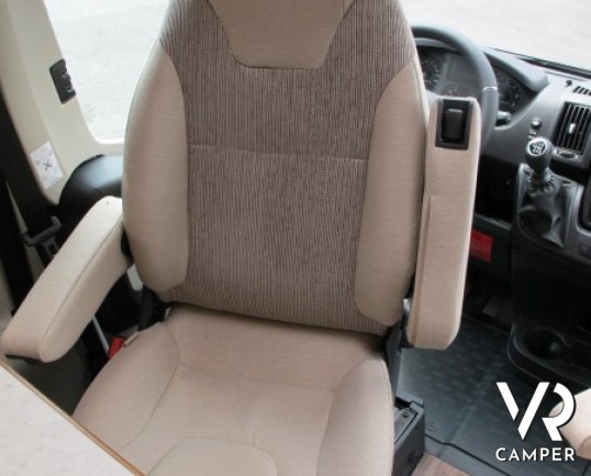 Hymer Tramp 678 CL Gold Limited: camper semintegrale nuovo in versione speciale con letti gemelli in coda e ampio garage, letto basculante su dinette